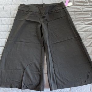 NWT Wide Leg Capri Pants